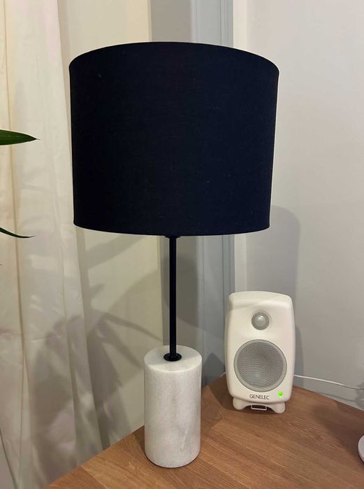 Candeeiro de Mesa com Base em Mármore e Ecrã Preto – Design Moderno