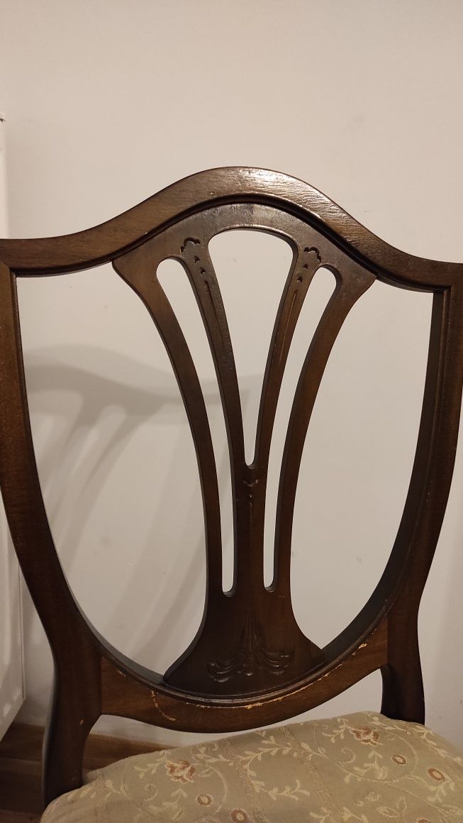 Krzesło drewniane z miękkim siedziskiem