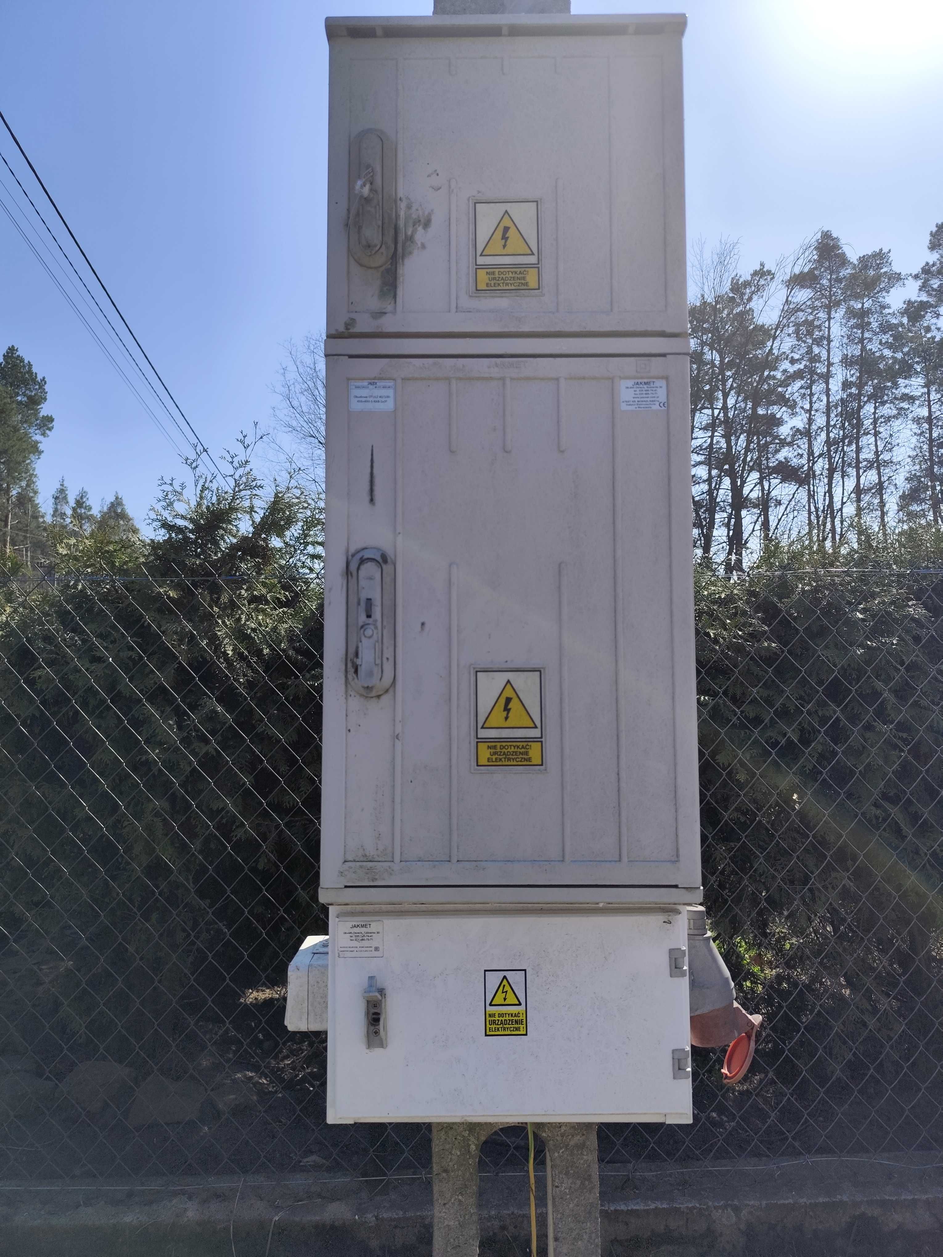 Słup elektryczny i RBtka prąd budowlany zaplecze budowy prowizorka