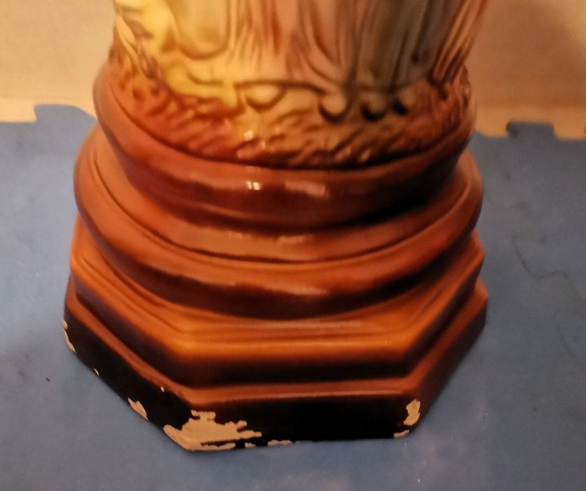 Coluna decorativa com figuras