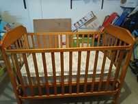 Cama de bebé em madeira  com colchão