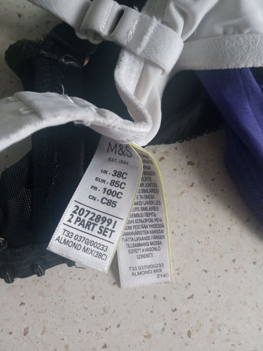 Zestaw bielizny staniki rajstopy i majtki