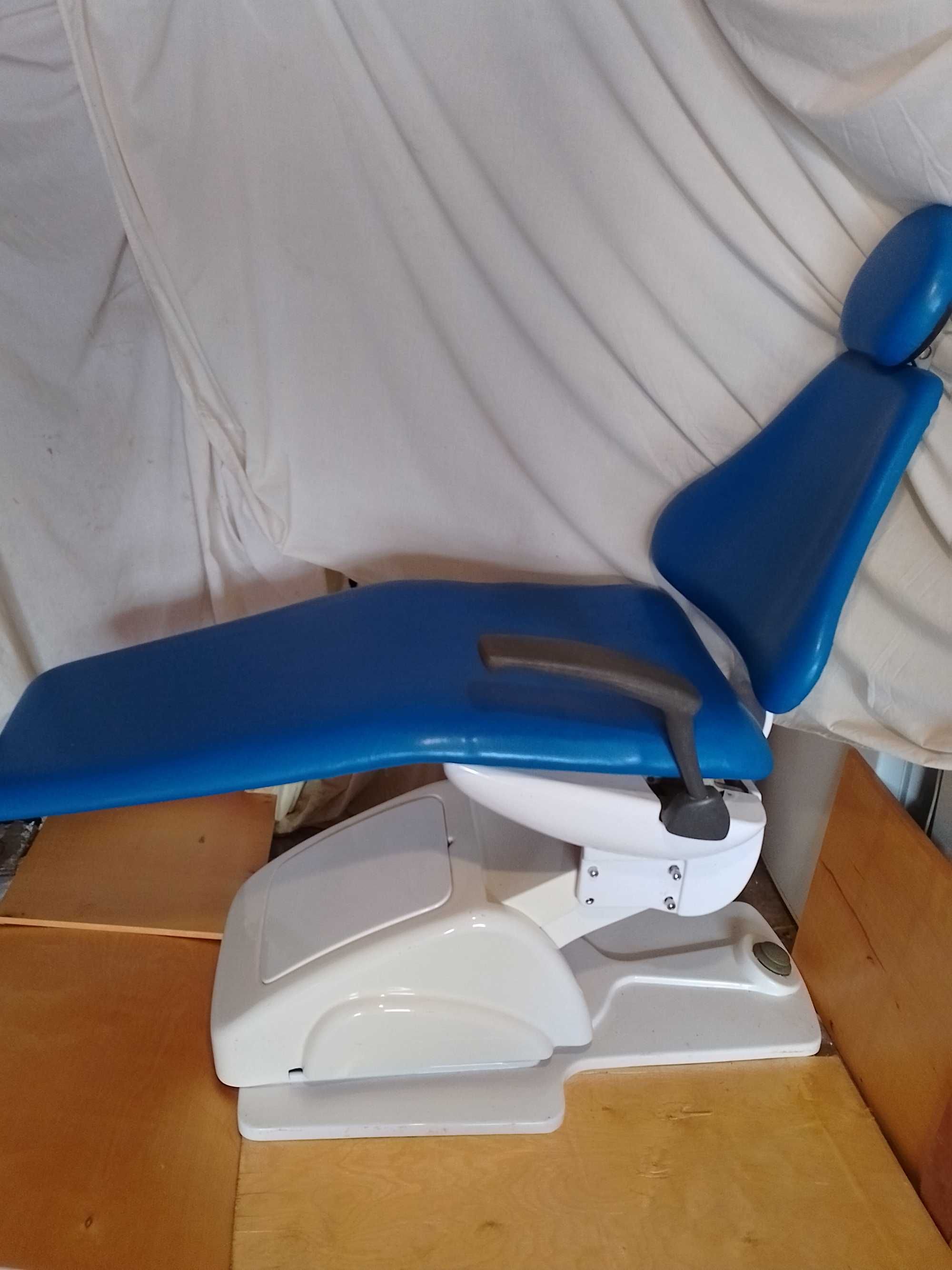 Стоматологічне крісло лікаря Azimut - 200