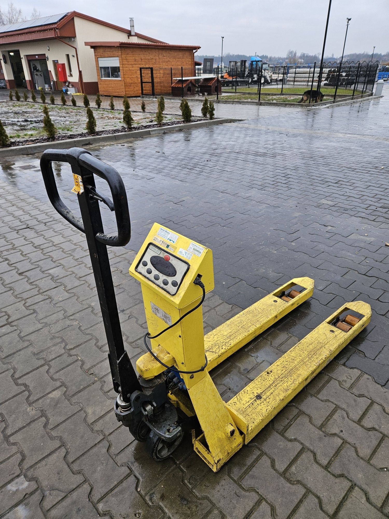 Wózek paletowy z wagą