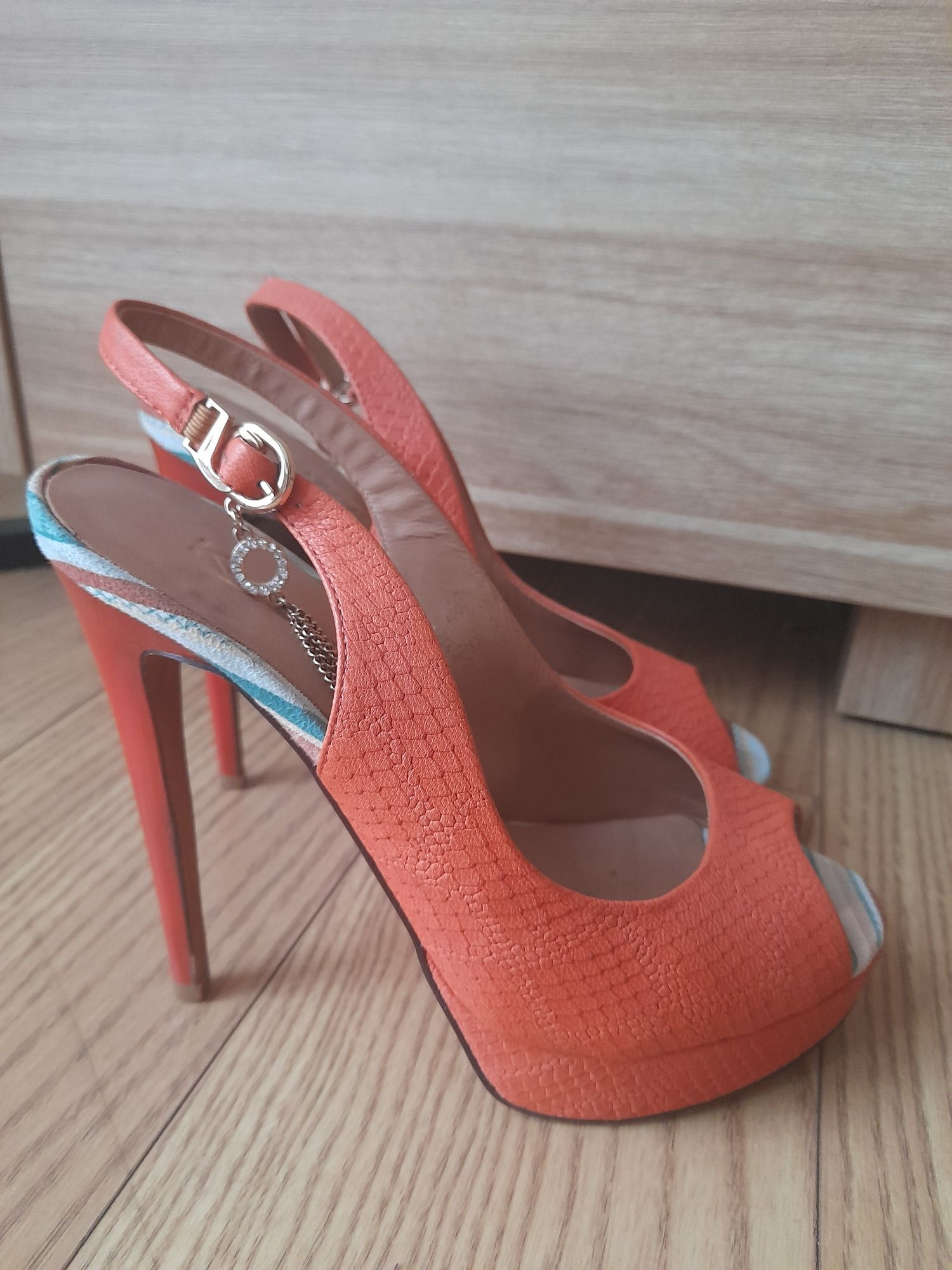 Pomarańczowe szpilki peep toe Kazar