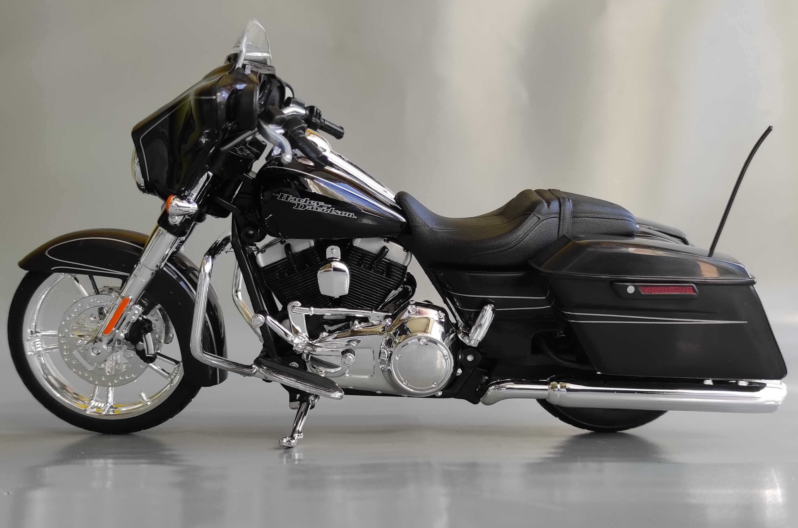 Модель мотоцикла "Harley-Davidson Street Glide Special" 1/12 (Maisto)