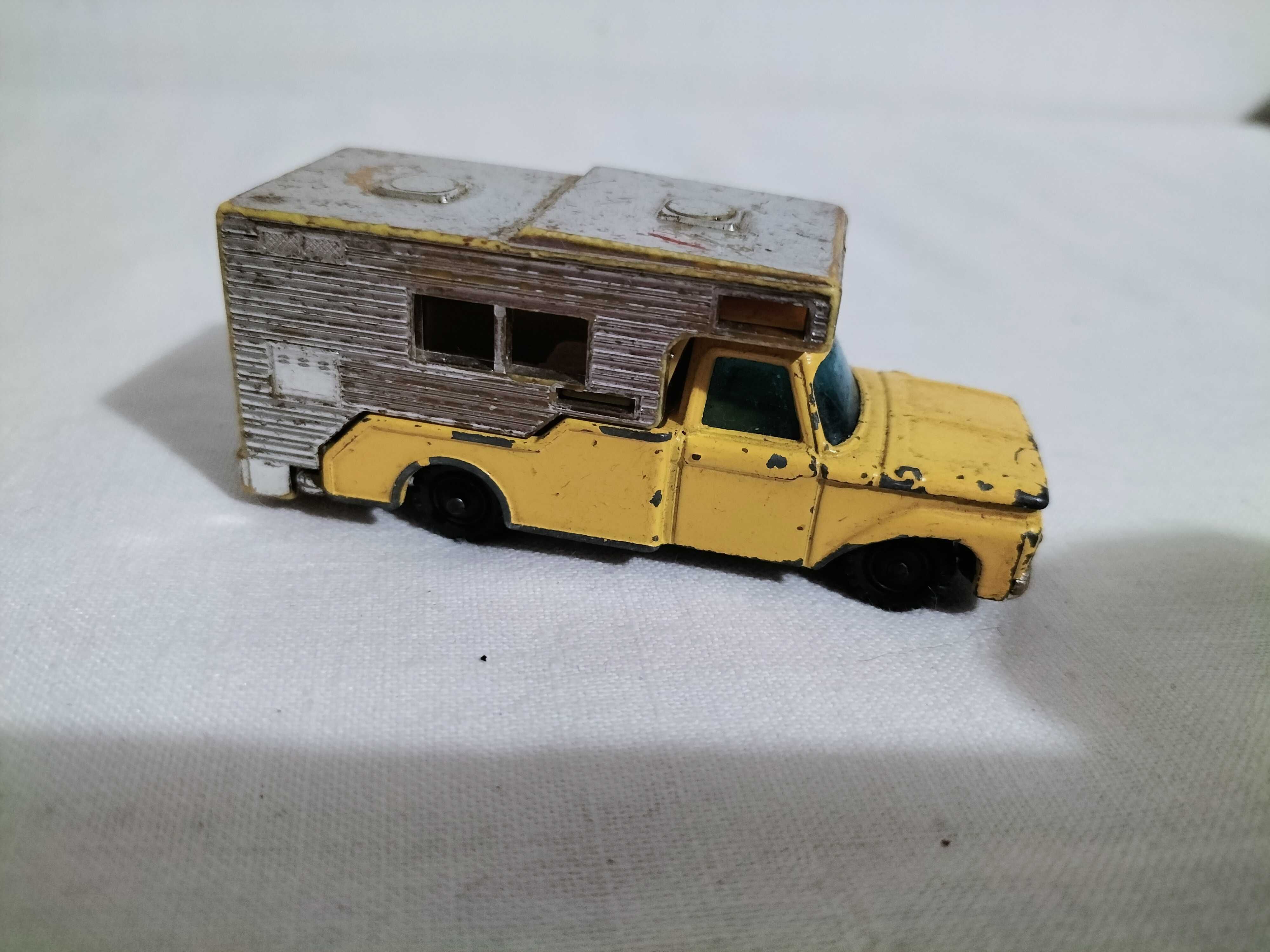 Autko Ford Camper firmy Husky