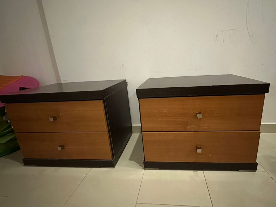 Vende-se 2 mesas de cabeceira com gavetas em bom estado..