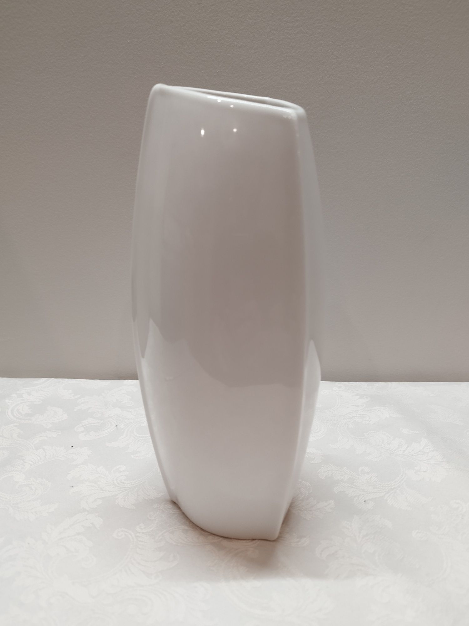 Biały porcelanowy wazon