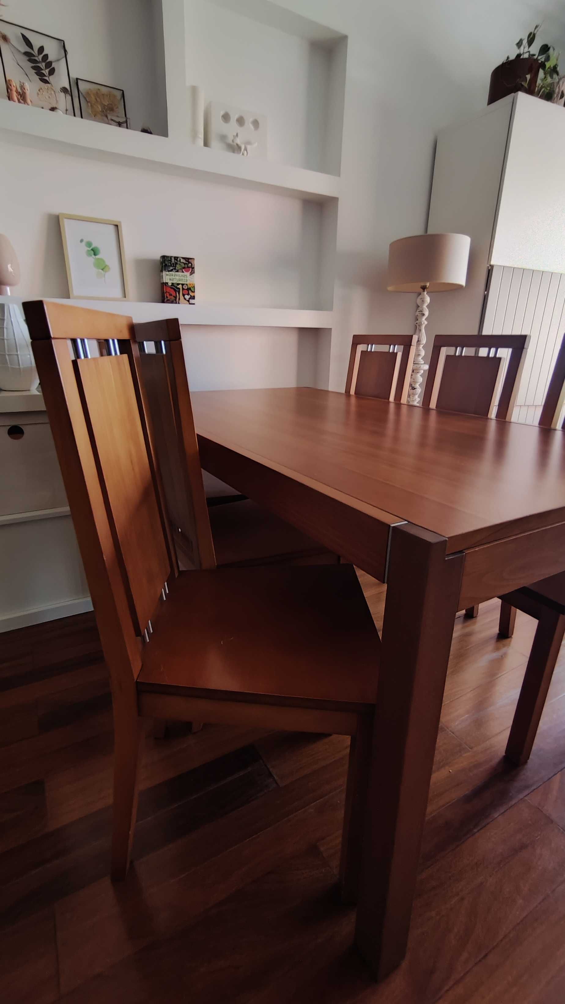 Mesa de Jantar extensível e cadeiras