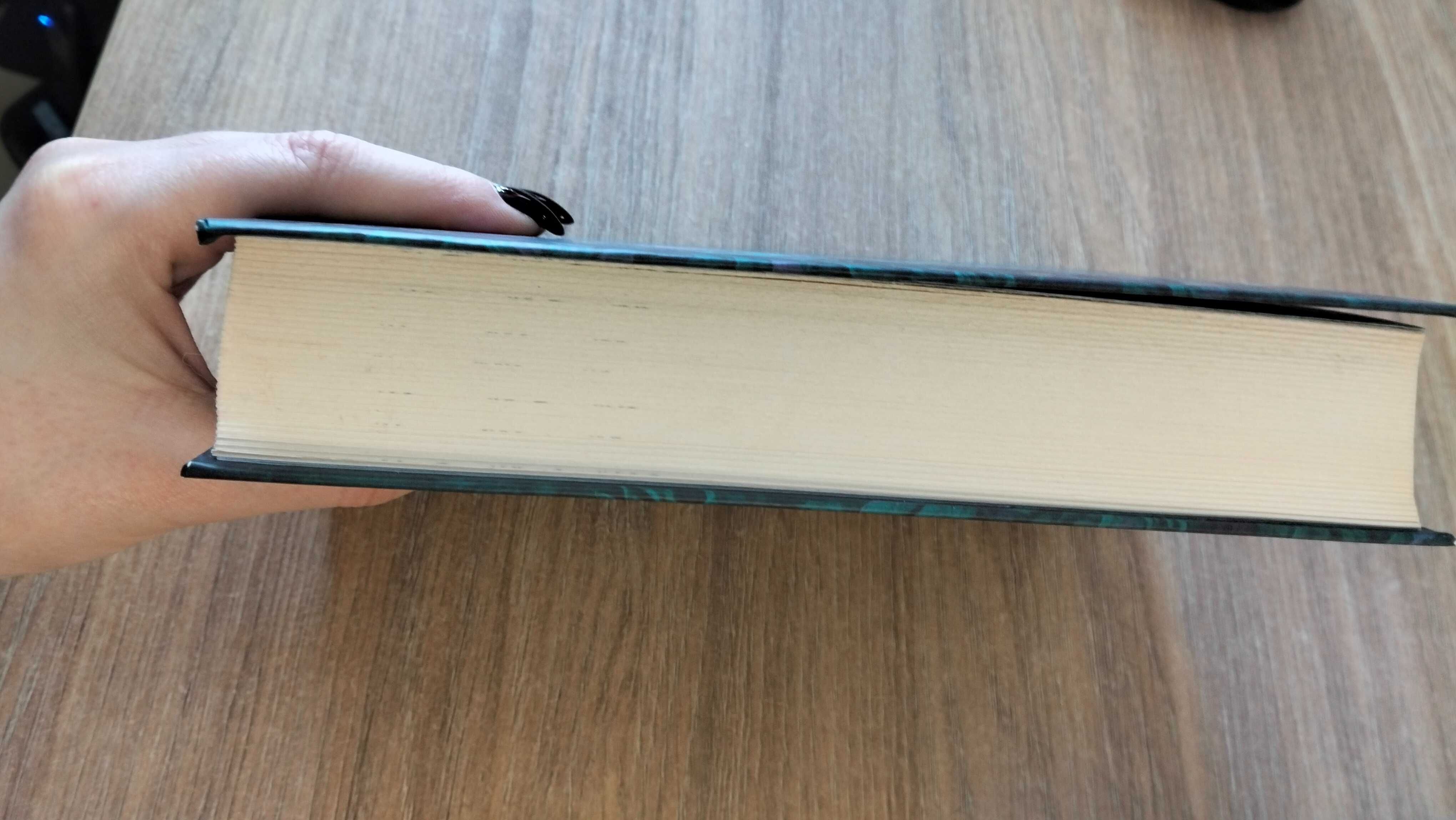 Книга " Незриме життя Адді Лярю"