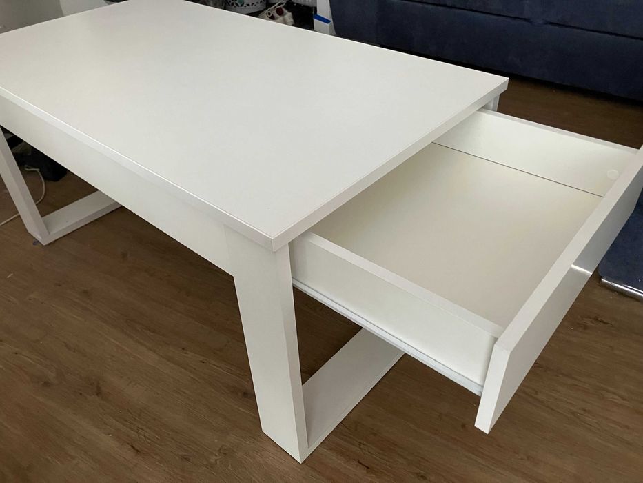 Stolik z szufladami bialy