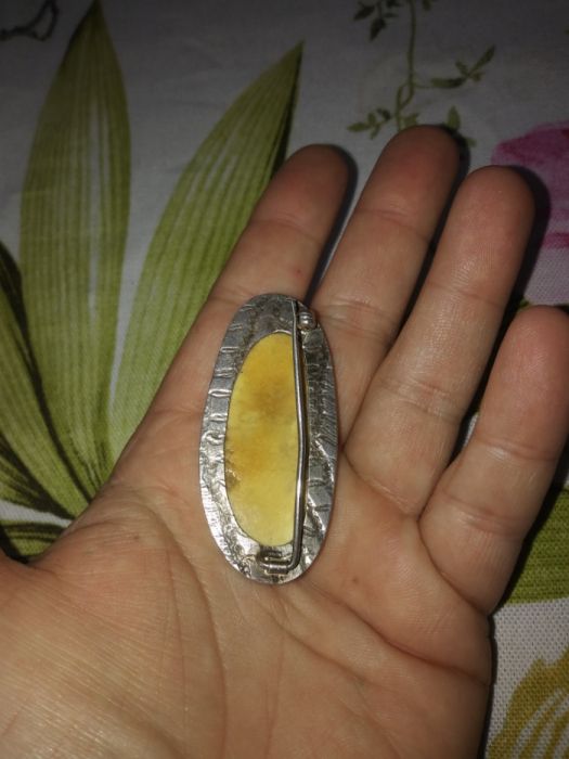 Ciężka masywna duża broszka srebro i mleczny bursztyn