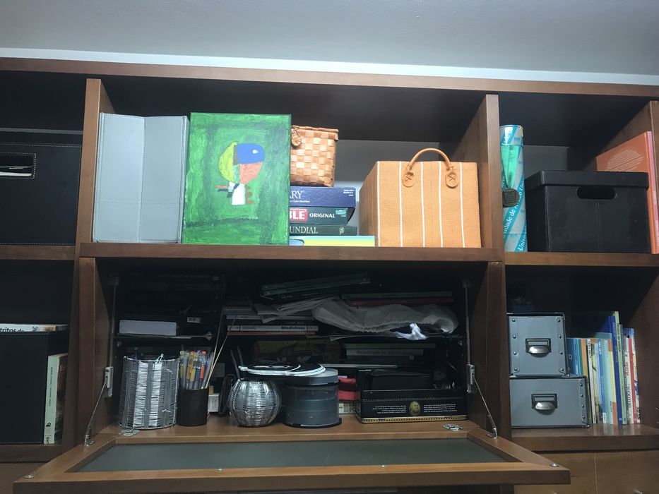 Móvel de sala em madeira e vidro