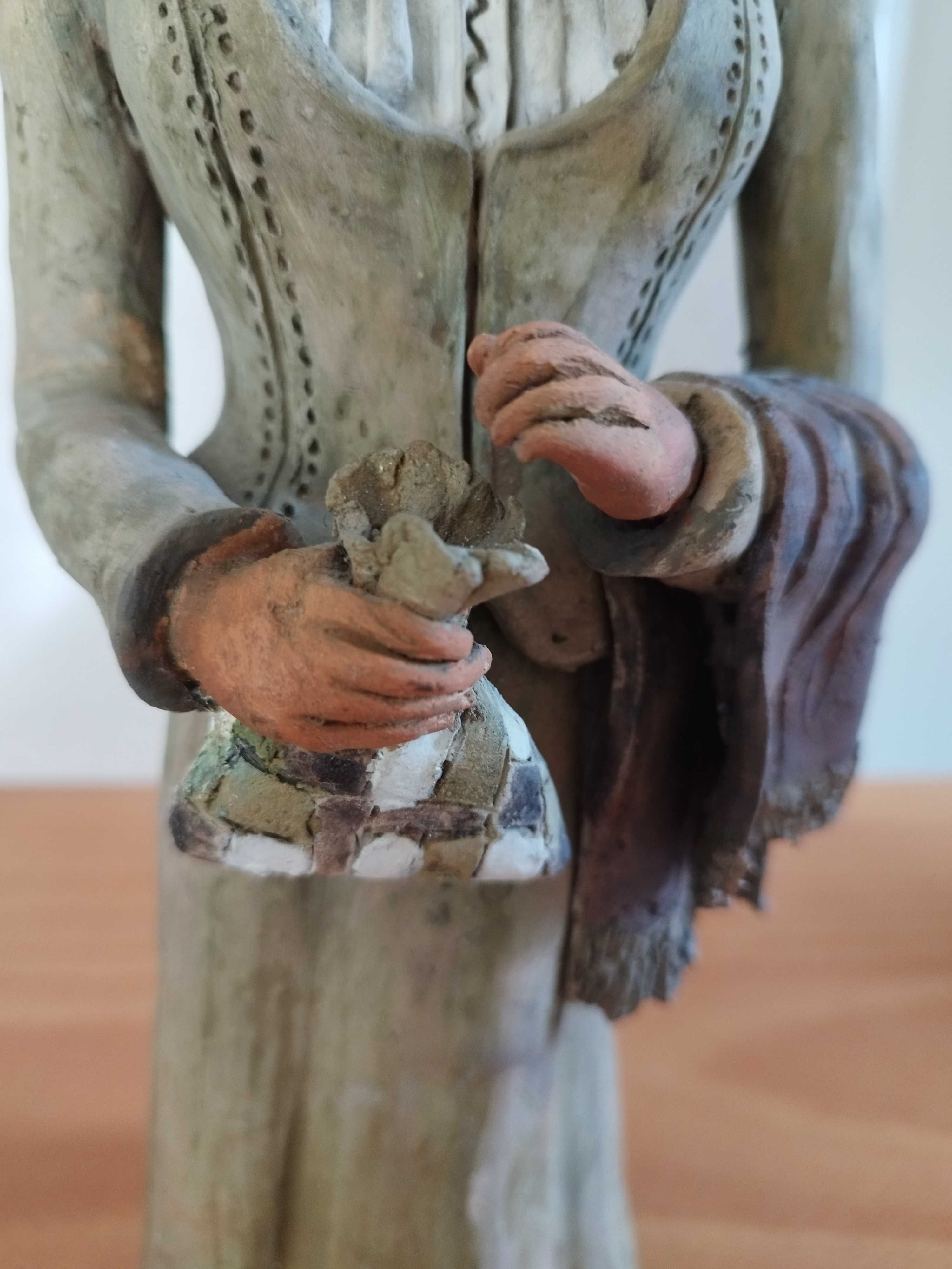 Damas antigas ricamente vestidas da autoria da Ernestina Batalha
