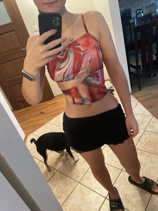 Kolorowy top na jedno ramię PrettyLittleThing