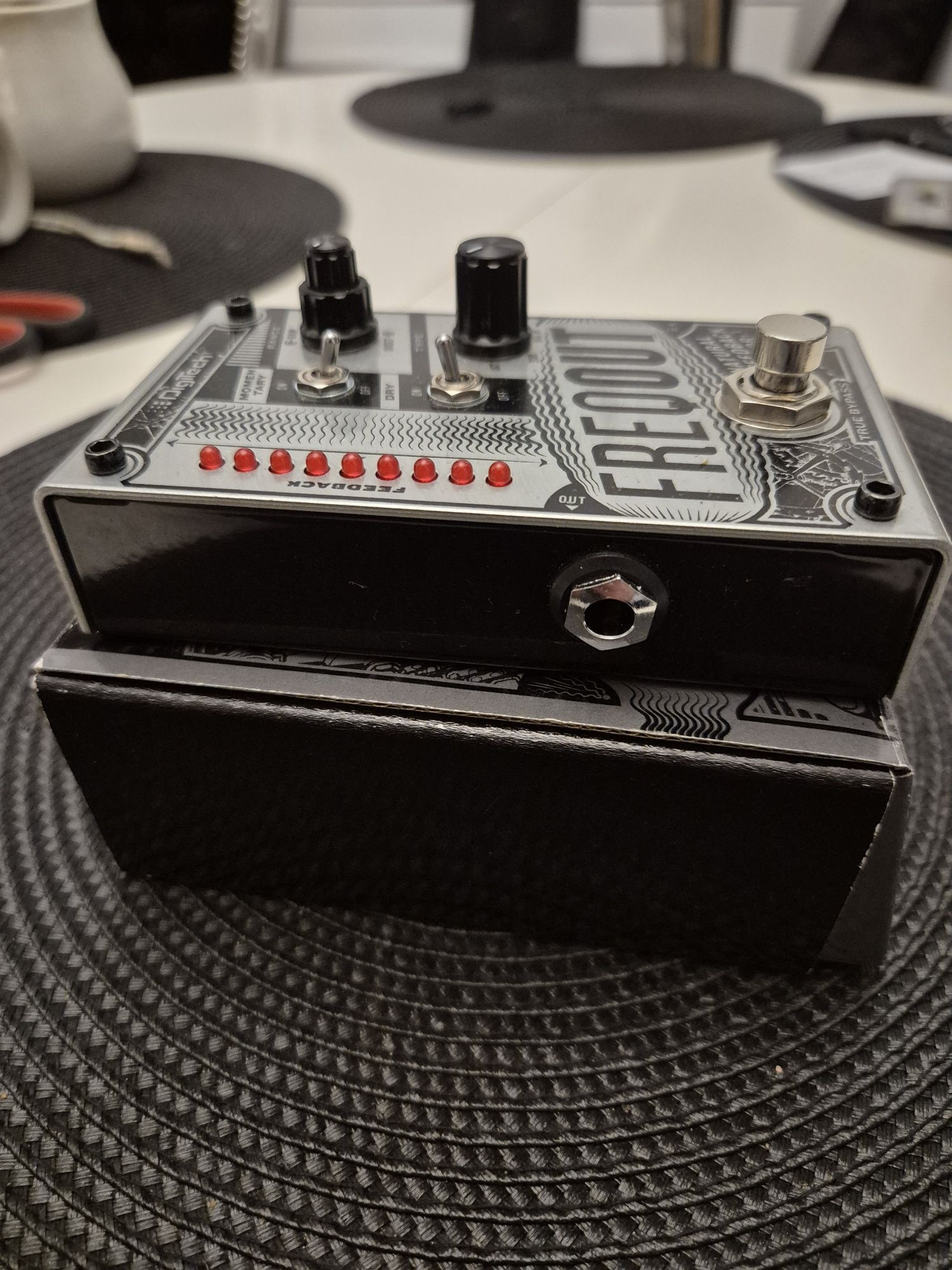 Digitech Freqout natural feedback creator feedbacker efekt git. kostka