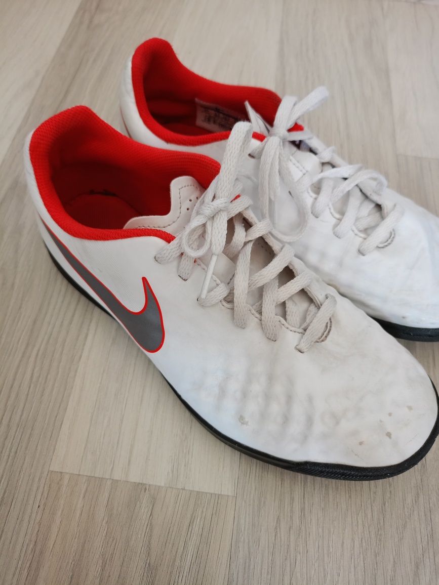 Halówki Nike r.38.5