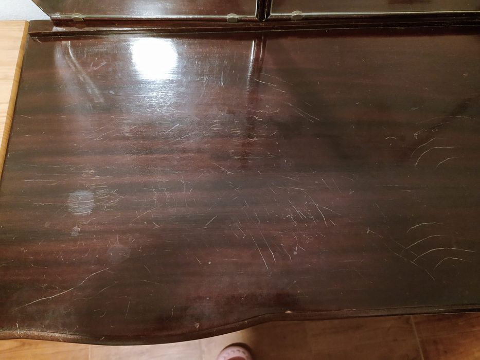 Toucador com gavetas de arrumação e espelho