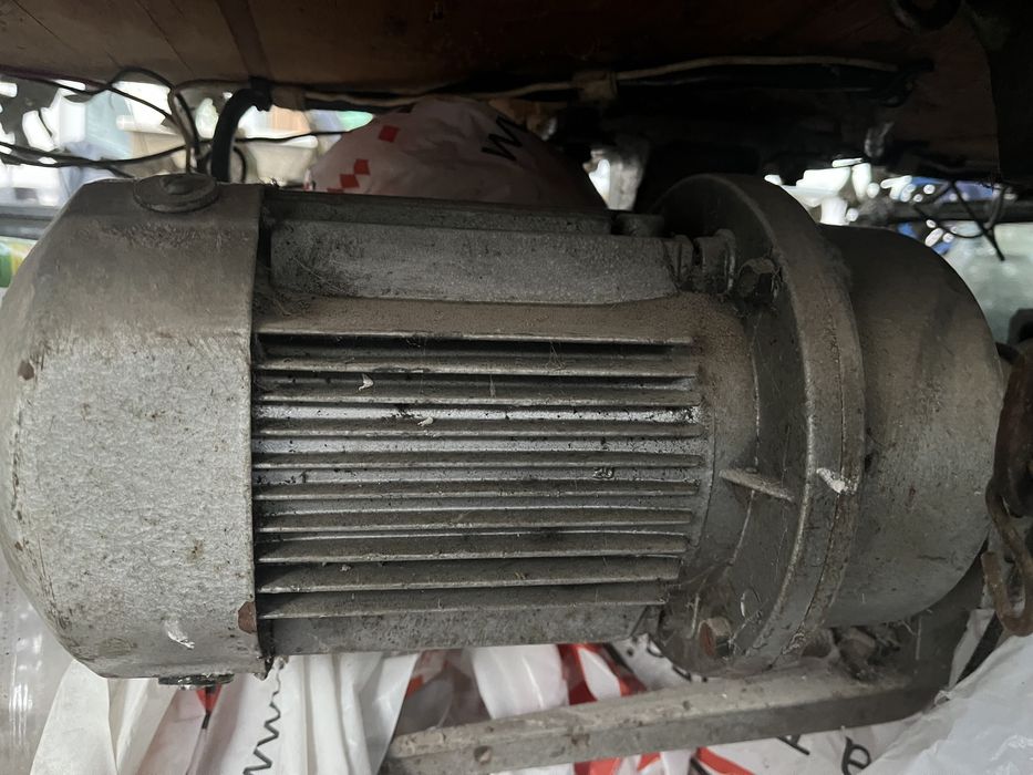 машинка швейна шиє шкіру