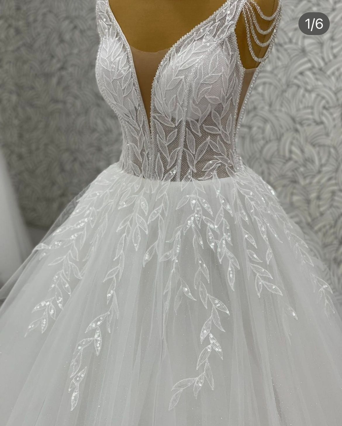 Весільна сукня білого кольору.