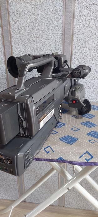 Продам профессиональную видеокамеру Sony DSR-200 AP