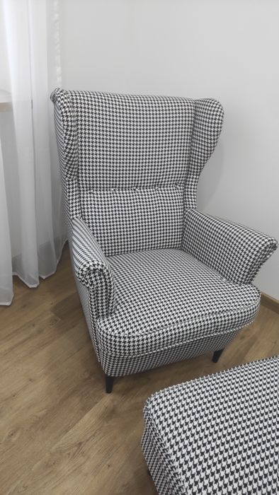 IKEA STRANDMON fotel uszak pepitka czarno biały + podnóżek
