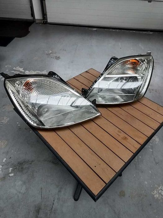 Lampa przednia Lewa Ford Fiesta MK6 04r