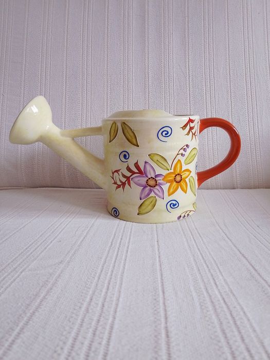 Kremowa konewka ozdobna w jesienne kwiaty