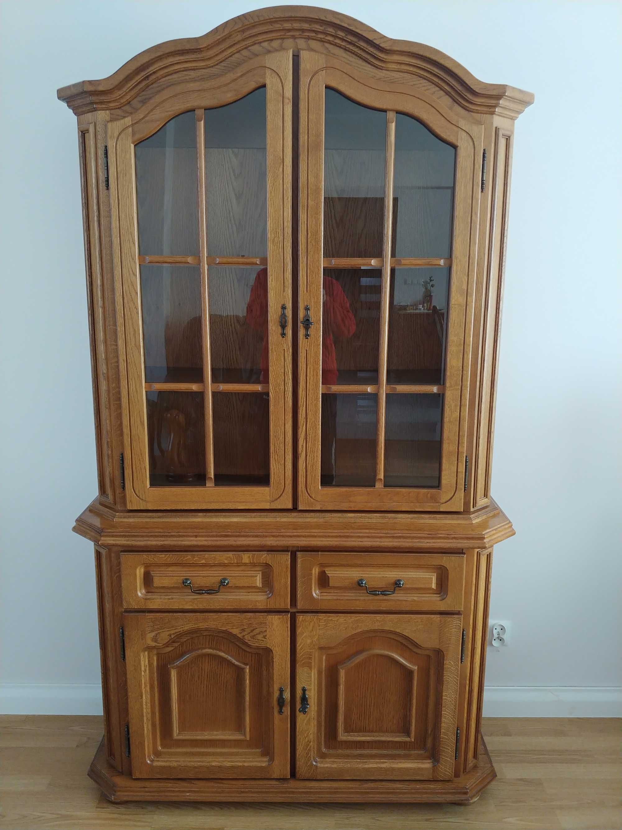 Witryna z komodą w stylu rustykalnym