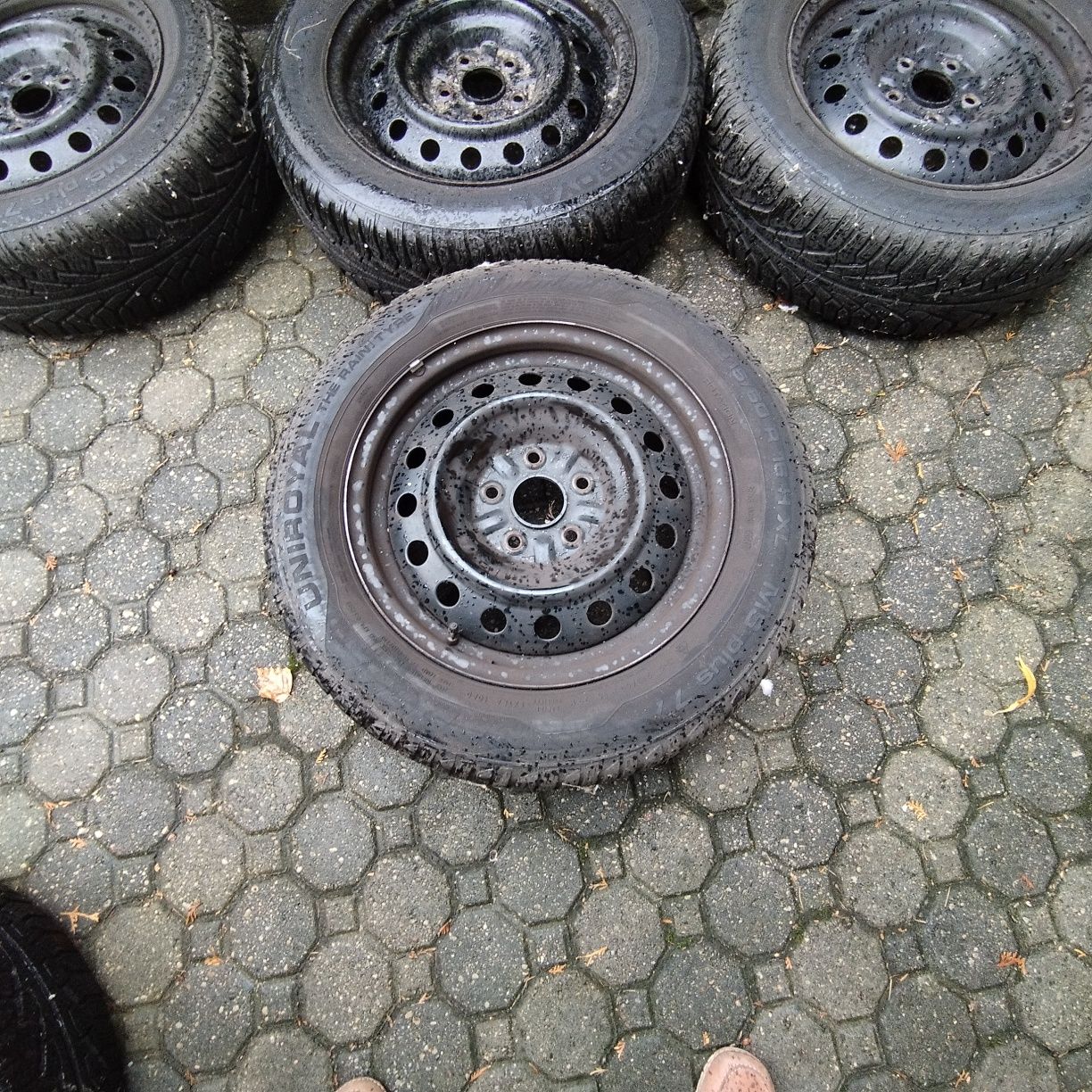 Opony zimowe uniroyal 215/60/16