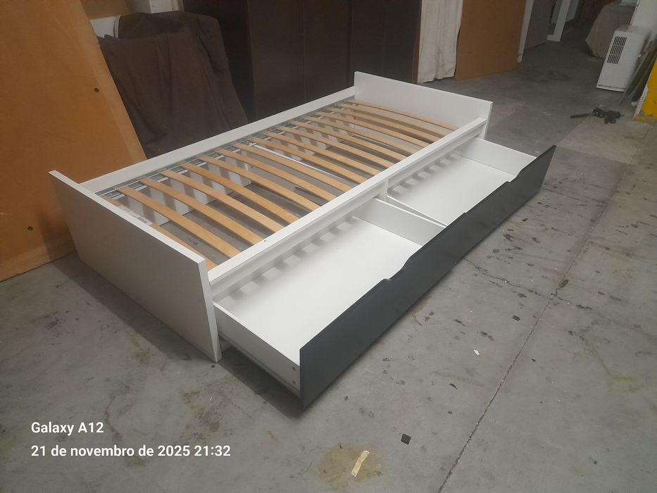 Cama solteiro Ikea com 2 gavetoes e colchão