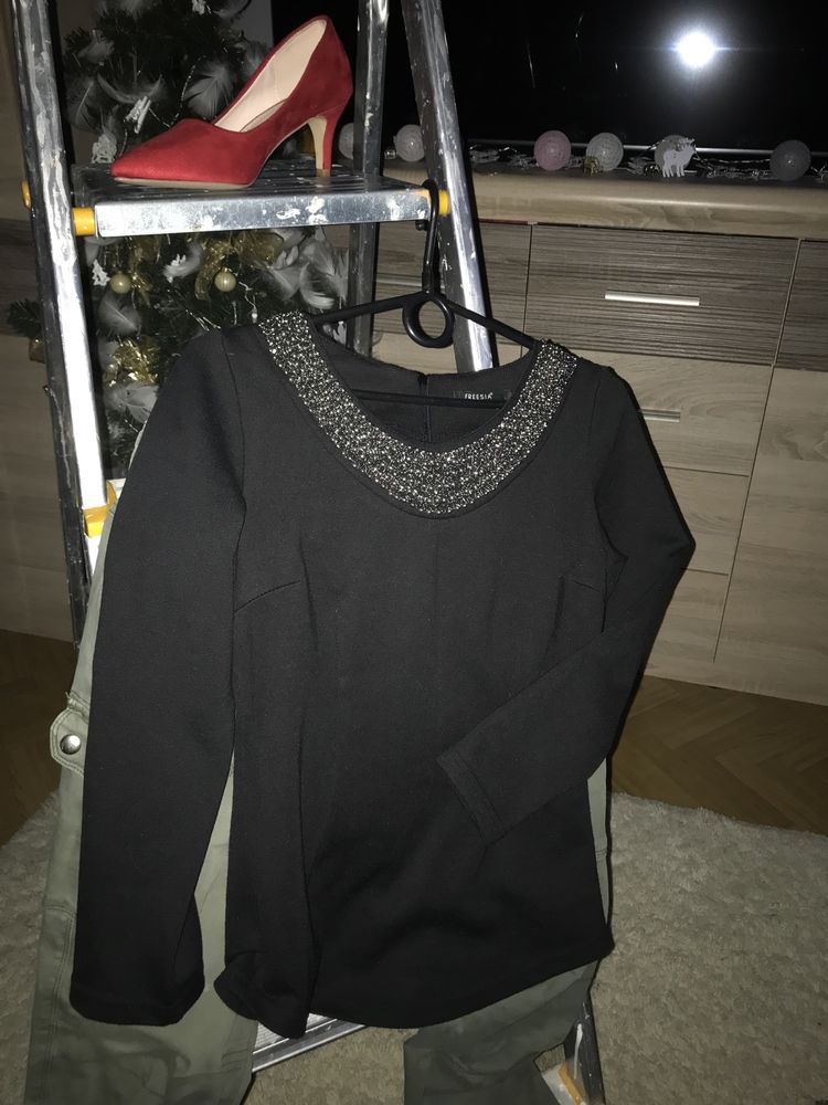 Bluzka czarna ozdobiona pid szyją Freesja Collection
