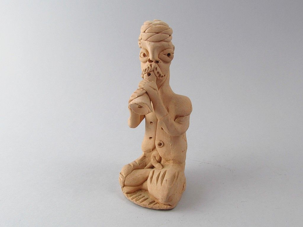 surowa ceramiczna figura figurka grający na flecie