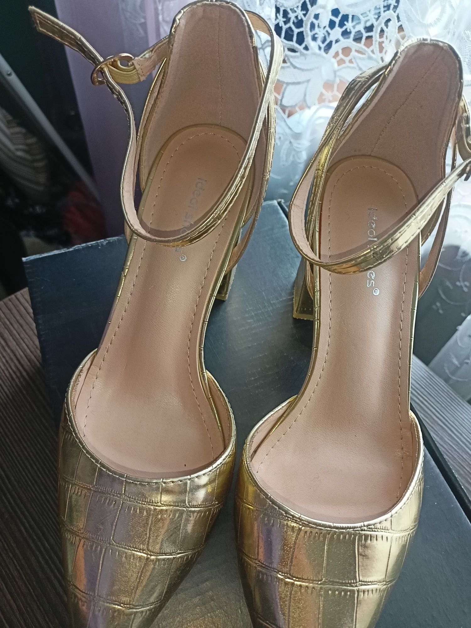 Złote buty damskie