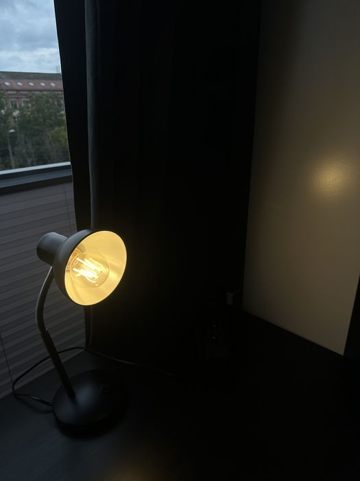 Czarna lampka biurkowa nocna industrail design