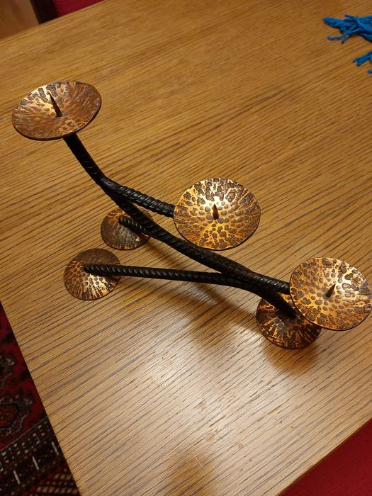 Stary świecznik metalowo- mosiężny