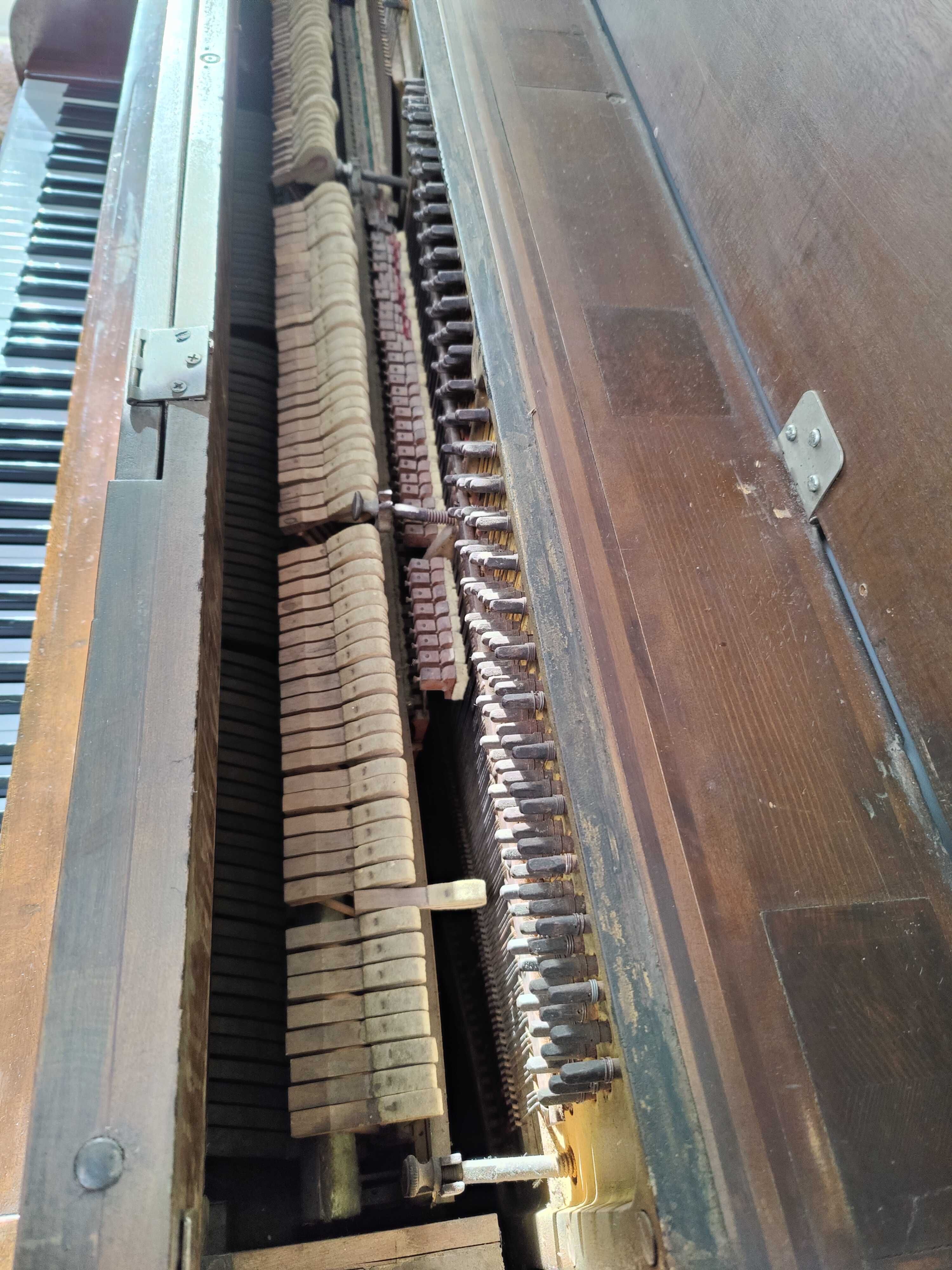 Piano vertical Steinway modelo A1253