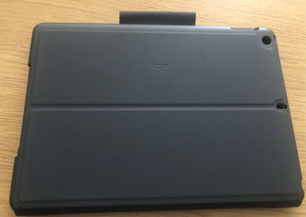 Logitech Slim Folio Capa com teclado integrado para iPad