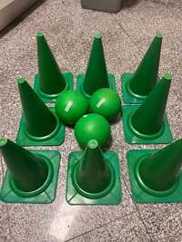 Bolas e cones verdes