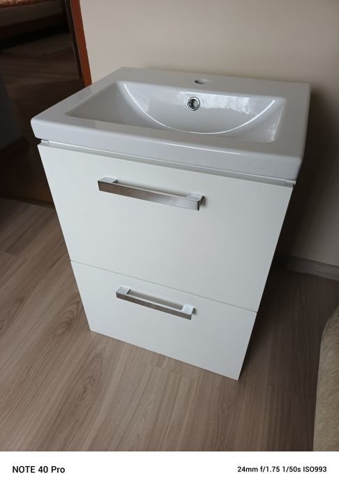 Szafka wisząca do łazienki wraz z umywalką.