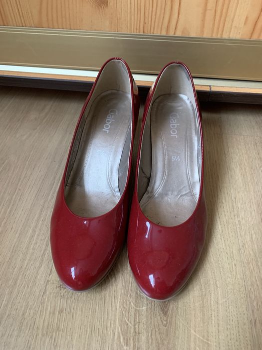 Красные лаковые туфли