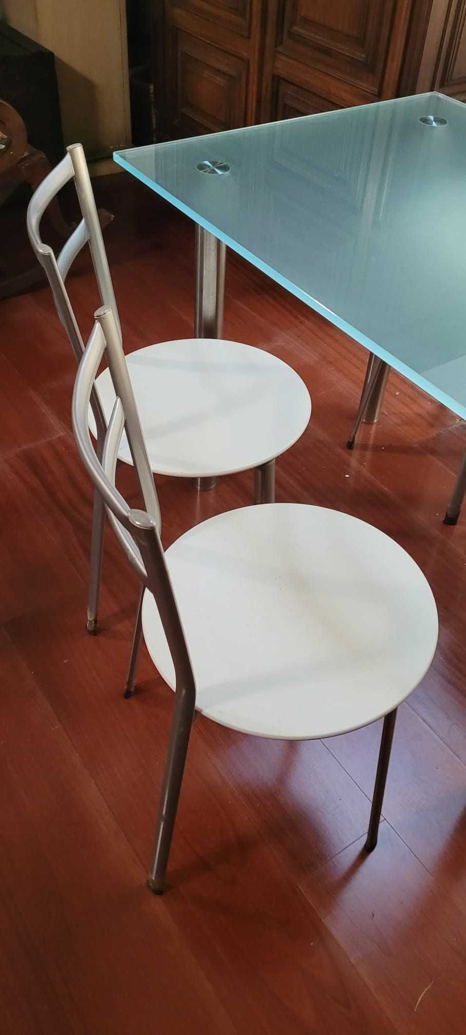 Mesa de cozinha de vidro e conjunto de quatro cadeiras