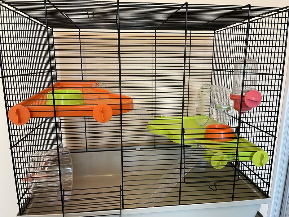 klatkę dla małych zwierząt.