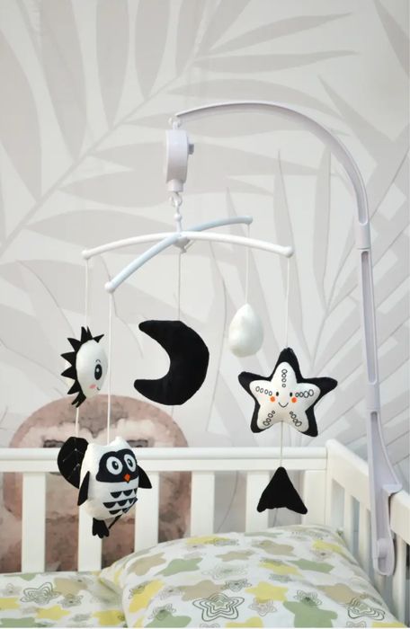 Карусель на ліжечко -  мобіль з чорно-білими іграшками
