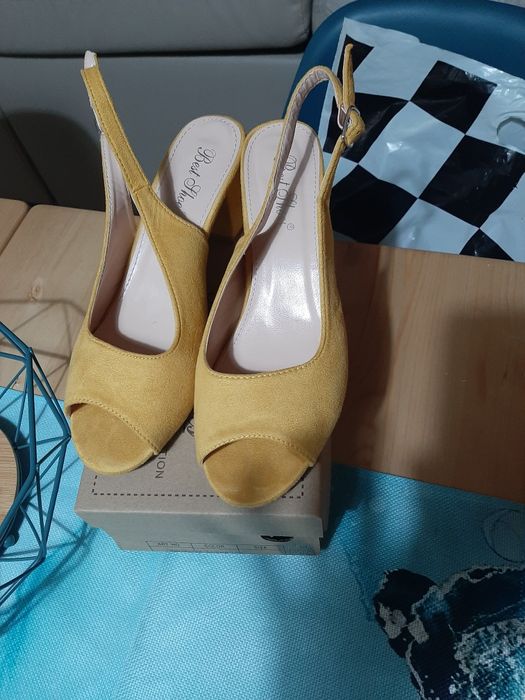 Sandálias amarelo torrado