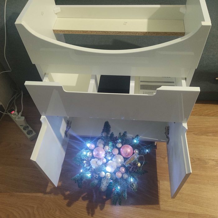 Умивальник з тумбою.