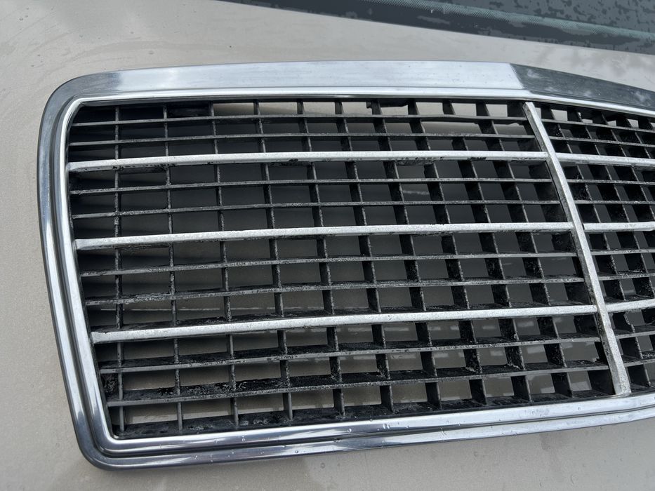 Решітка радіатора Mercedes Benz W124 E клас рестайлінг 94-95 рік