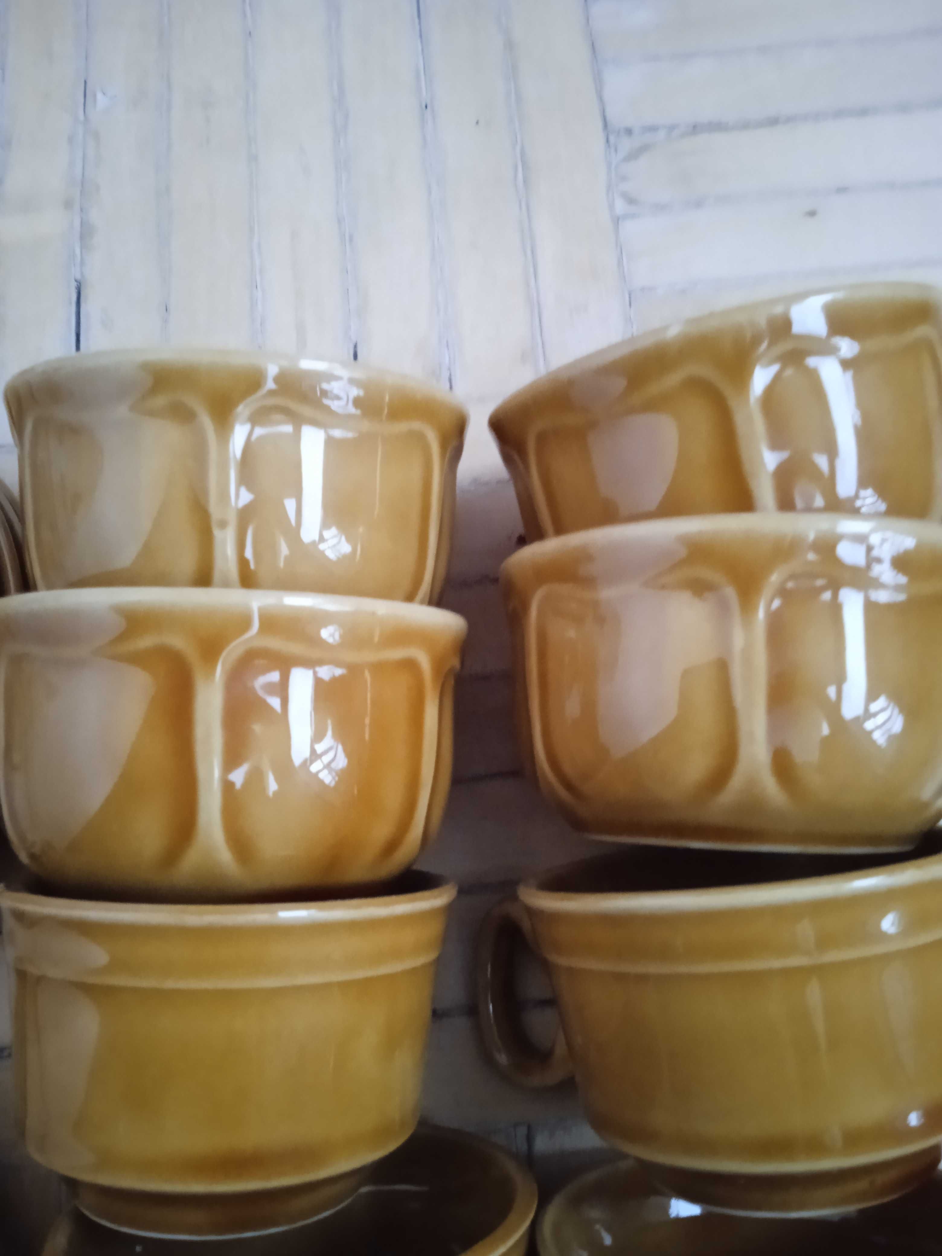 zestaw porcelitu retro  filiżanki ze spodkiem oraz kokliki.