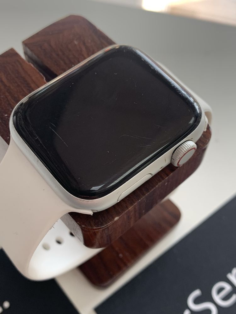 Оригінальні apple watch series Se 44 mm silver